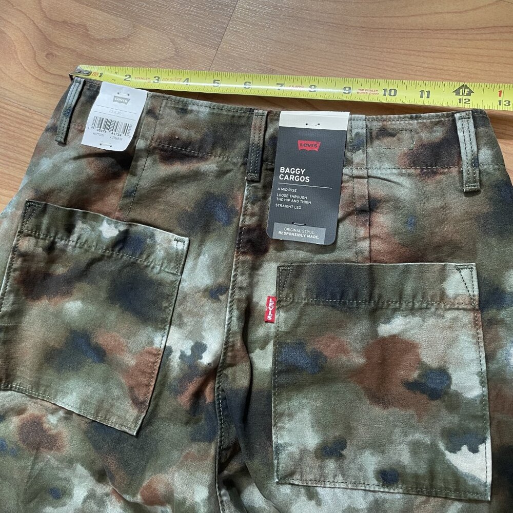 Firm. Levi Strauss / Levi's SIZE 23 X 30 Moss Green Camo Womens Cargo Pants 2023 - Picture 4 of 14